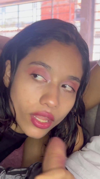 Je profite de la distraire de mon beau-père pour baiser ma petite demi-sœur. | Clip 1