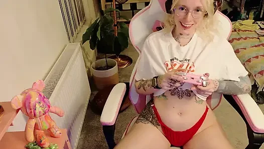 Cewek gamer imut kalah taruhan dan berujung erangan - fantasi bet-loss