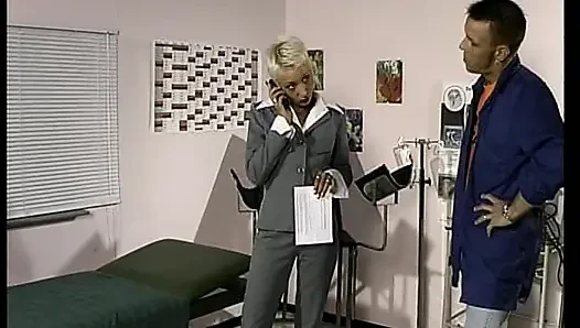Blonde MILf aus deutschland ist hier, um von zwei typen gefickt zu werden