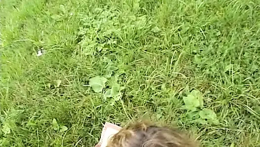 Cewek imut rambut pirang nyepong kontol ngaceng di luar ruangan