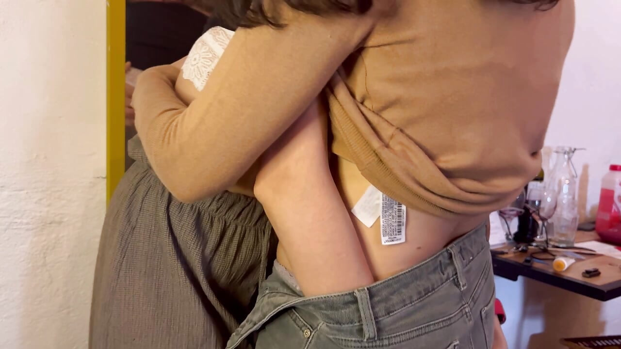 ฉันนั่งบนขาของเพื่อนผู้หญิงและฉันหนักมาก