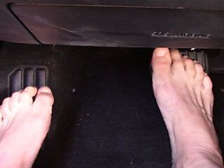 Meus pés quentes nos pedais do meu carro alugado em Tampa, Flórida
