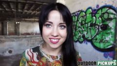 Hete brunette Russische tiener Taissia Shanti neukt voor geld