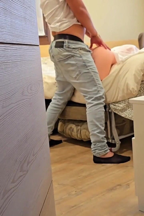 Üvey kız kardeş seks bebeği-monica anları gibi davranıyordu.