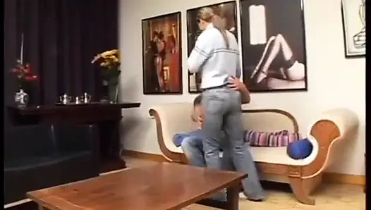 Şımarık küçük vücutlu seksi beyaz sürtük ağzını büyük bir yarakla siktiriyor