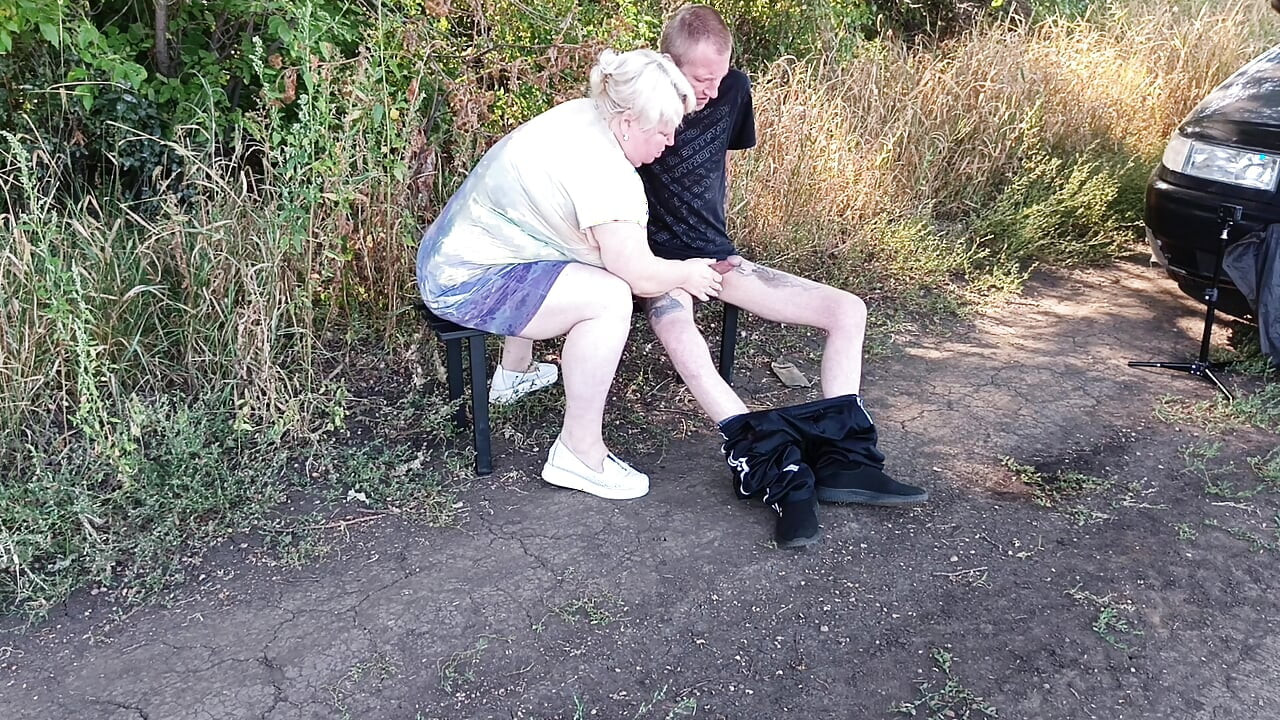 Susjed mi puši kurac u javnom parku na klupi dok ne svršim