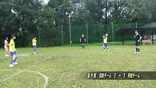 Die haarige muschi des japanischen fußball-schätzchen wird hart geknallt - riesige creampie-explosion!