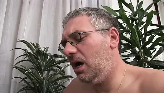 Старый паренек трахает молодую девушку