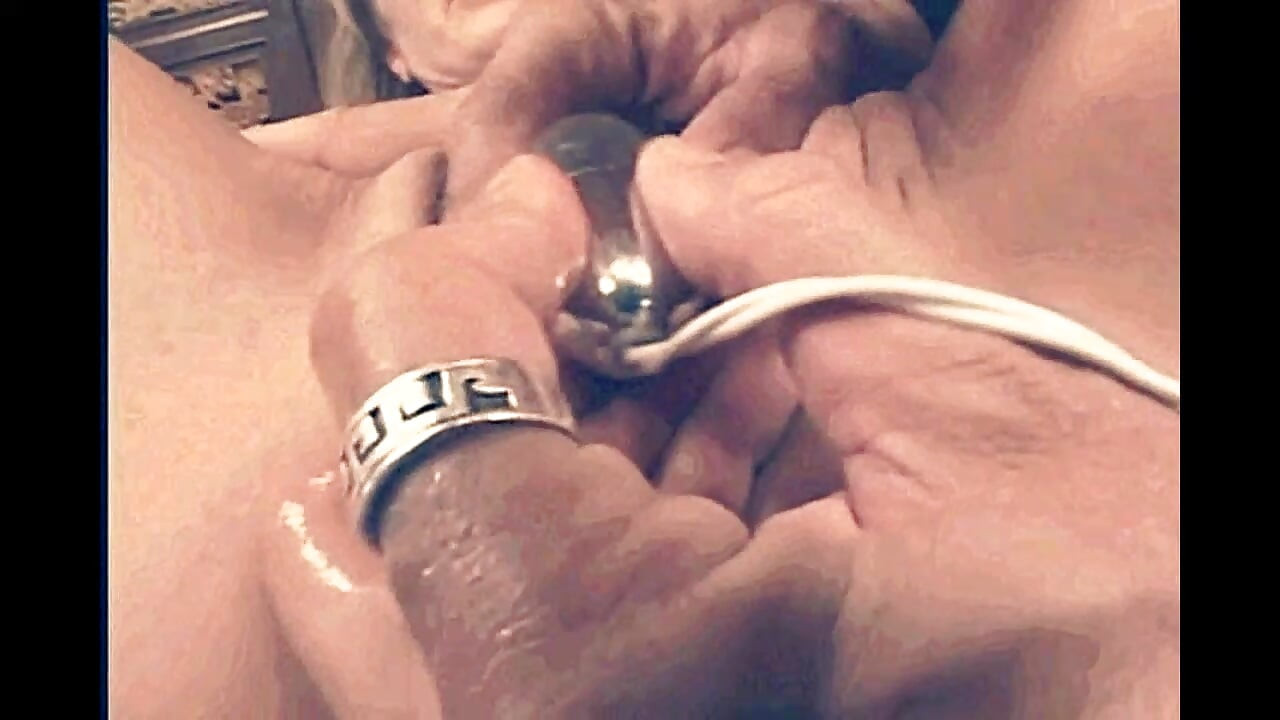 Красивая блондинка играет с дилдо и вибратором и кончает большой член