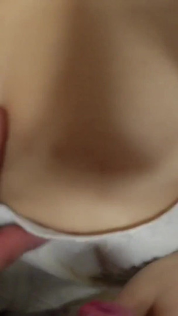 Demi-sœur avec des conversations après la fête en train de baiser passionnément | Clip 1