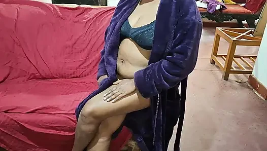 Ibu tiri sahabat yang cantik dan hot