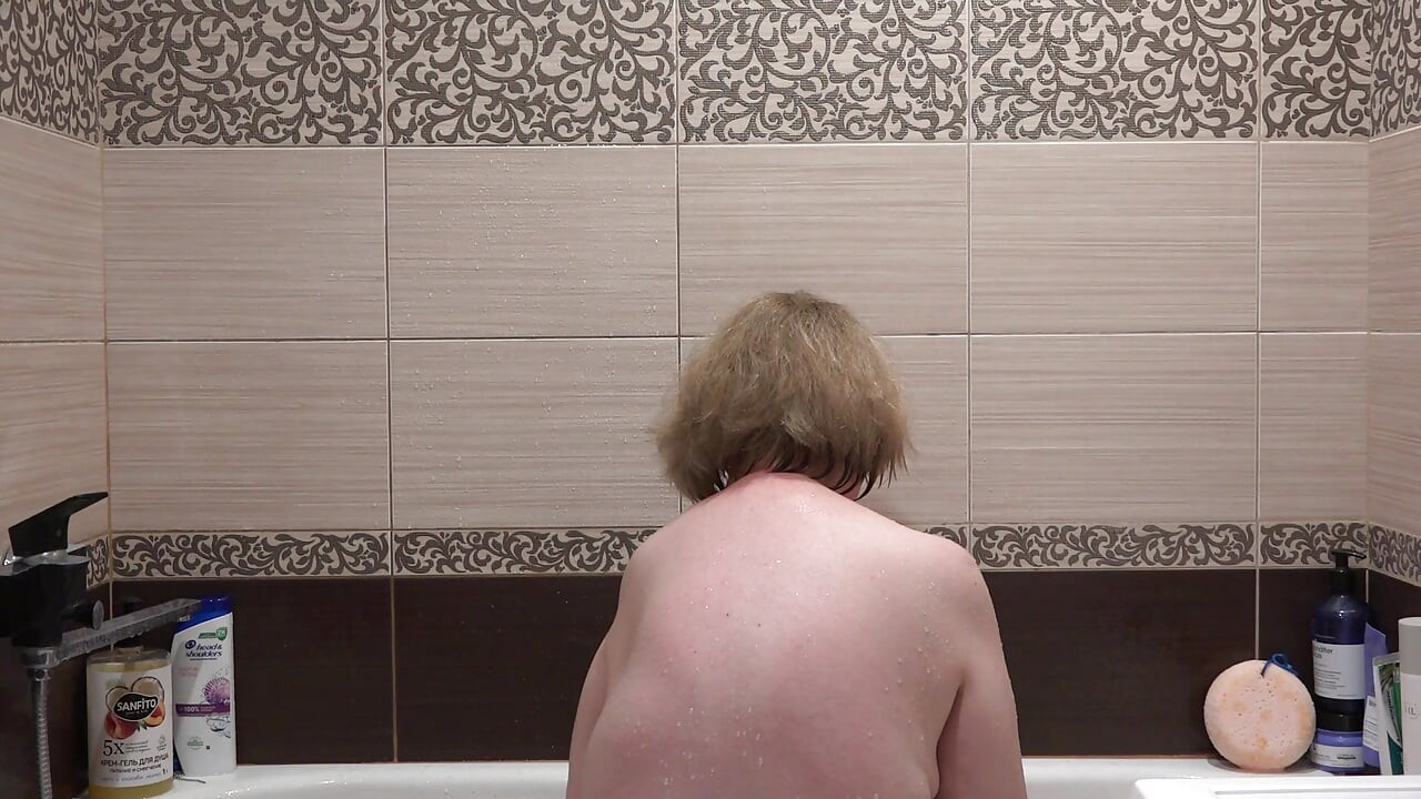 Ibu tiri dewasa masturbasi saat mandi. Kamera rumah di kamar mandi mengawasi si gemuk.