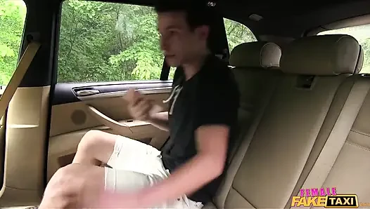 Female fake taxi - suami selingkuh jilat memek di dalam taksi