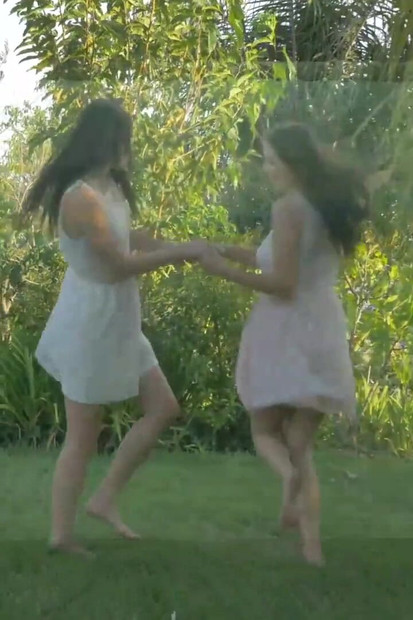 Dvije vruće brinete cure igraju se jedna s drugom