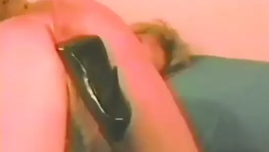 Küçük memeli sarışın birkaç dildoyla mastürbasyon yapıyor