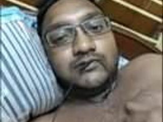 Indyjski facet Sayan Dasgupta masturbuje się przed kamerą