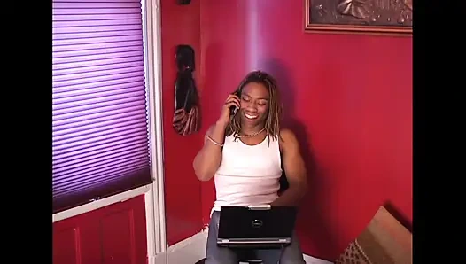 дико долбит ее