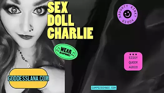 Boi la tapette du camp présente la poupée sexuelle Charlie