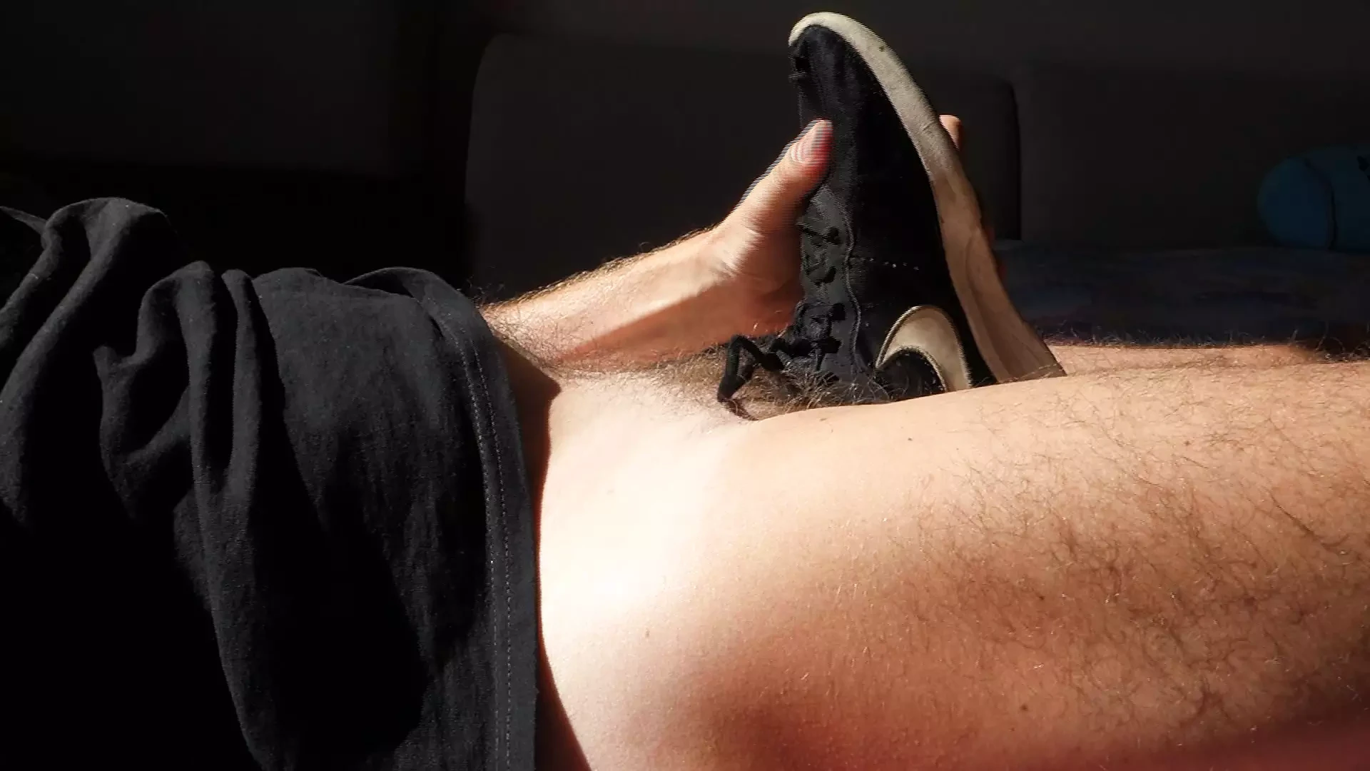 Follando las viejas Nike de mi joven vecino.
