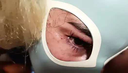 MILF mit blonden Zöpfen und perfekten Brüsten POV-Blowjob mit Spermaspritze im Mund