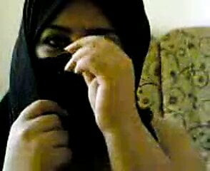arab bbw whore in niqab plays with dick