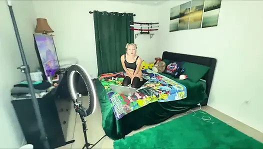 Gadis hot rambut pirang dicrot di dalam sama kontol besar pria kulit hitam