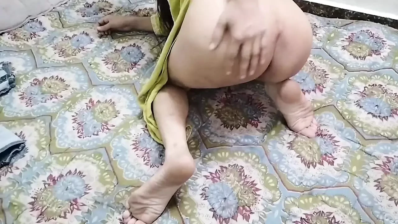 Memikirkan isteri, dia menanggalkan adik tiri berbogel dan mengupasnya.