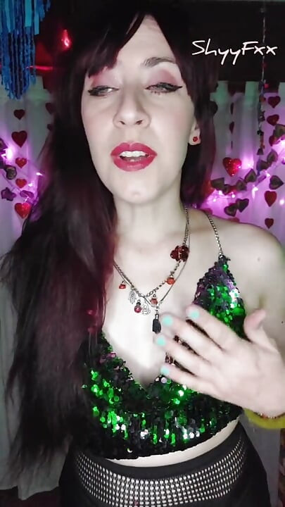 Shyyfxx Hot Influencer Stripteases Sin Bedste Ven Med En Lykkelig Slutning