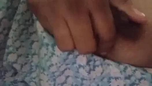 Brunette panas masturbasi dengan dildo raksasa di atas beruang teddy