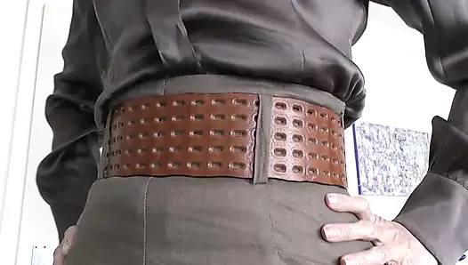 Aufregender gürtel fitting mit einem leinenrock, teil 1, lady victoria Valente