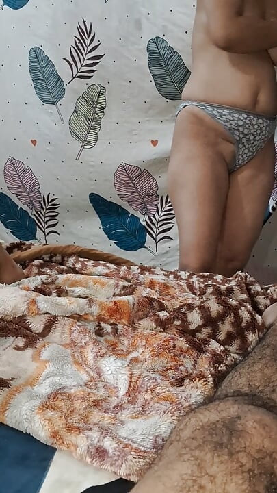 Romansa desi murni dengan bhabhi Sunni pertama kali posisi terbaik, ibu rumah tangga India yang terpuaskan sepenuhnya