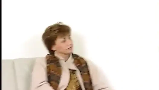 Nine amcık yalandıktan sonra dildoyla sikilmeyi seviyor