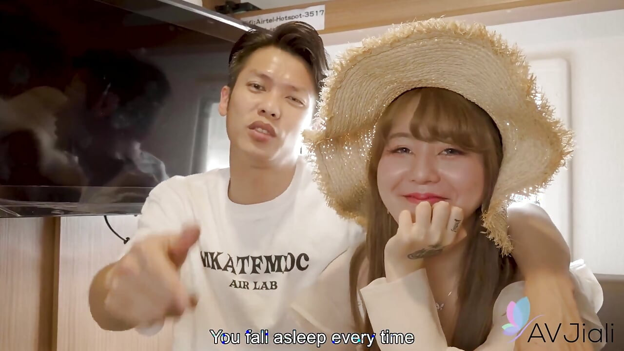 Ccc a její milenec utíkají z párty a plížili se k šukání