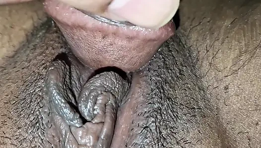 Я застукал свою половину сводной сестры на кровати без трусиков