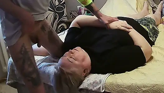 Kız arkadaşıma boşalmak için sikimi sıvazlıyorum