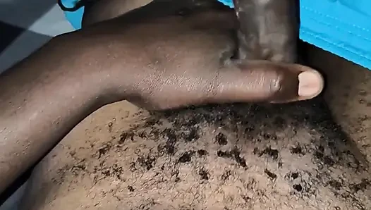 Gece geç saatlerde azgın kıllı Afrikalı erkek yarak okşuyor ve bayan seks için ortaya çıkmadıktan sonra bolca döl boşaltıyor