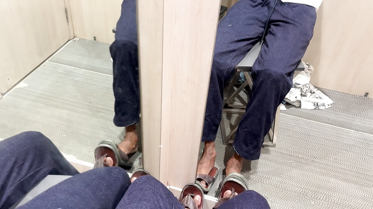 大きなペニスと大量の射精をつけたトランス
