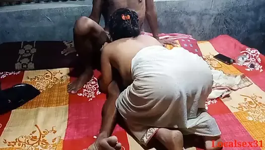 Village indien, bhabhi, vidéos X avec un fermier dans la salle de bain