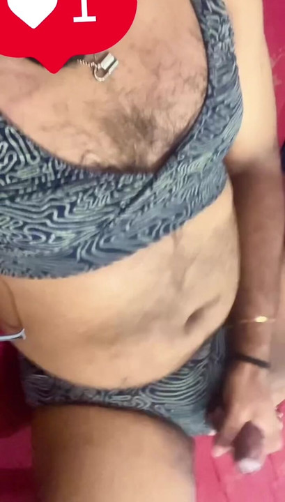 Femboy își masturbează pula într-un bikini sexy