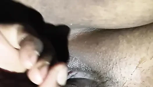Wasser fiel in die muschi, als sie einen finger in ihre muschi steckte.