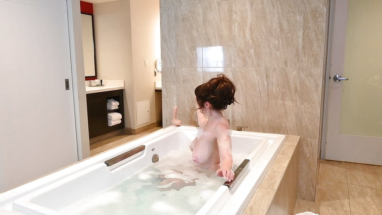 Melody mynx - liburan solo bareng tante seksi sudsy di bak mandi