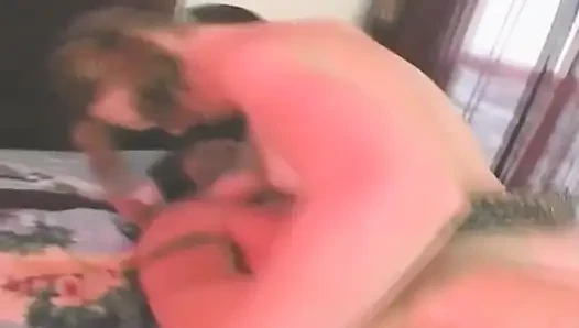 Cewek hot rambut pirang lagi asik fingering memek beceknya sampai orgasme bergetar