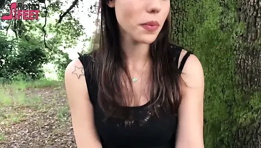 Ateşli genç kız parkta sigara içiyor