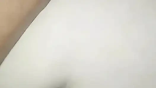 Dia masuk ke mulut pirang berdada itu.