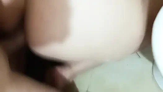 Güzel götlü duşta orta yaşlı seksi kadını sikiyor