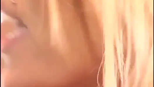 Anna ve Cailey sert bir yarağı birlikte paylaşırken anal seks yapıyor