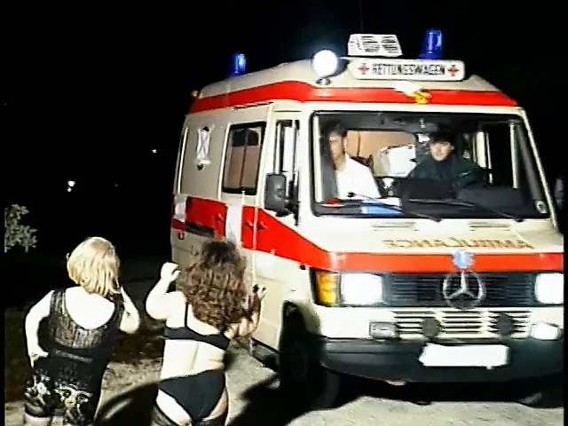 Возбужденные шлюшки-карлики сосут инструмент мужика в машине скорой помощи