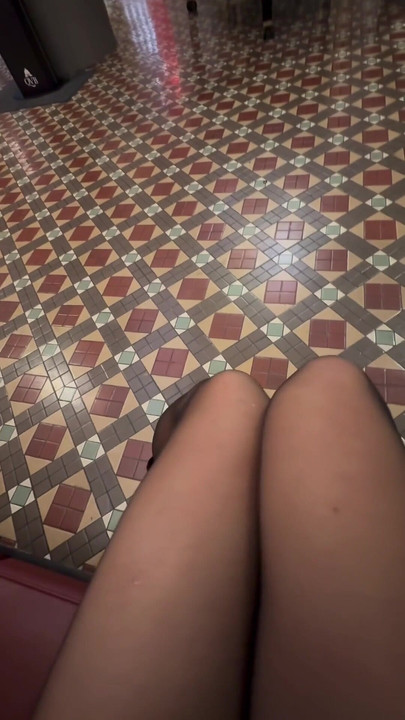 Azijski femboy u crnoj haljini u trgovačkom centru | Isječak 1