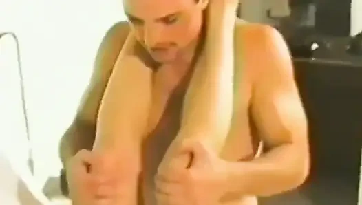 Eine brünette mit kleinen titten nimmt es mit zwei typen auf