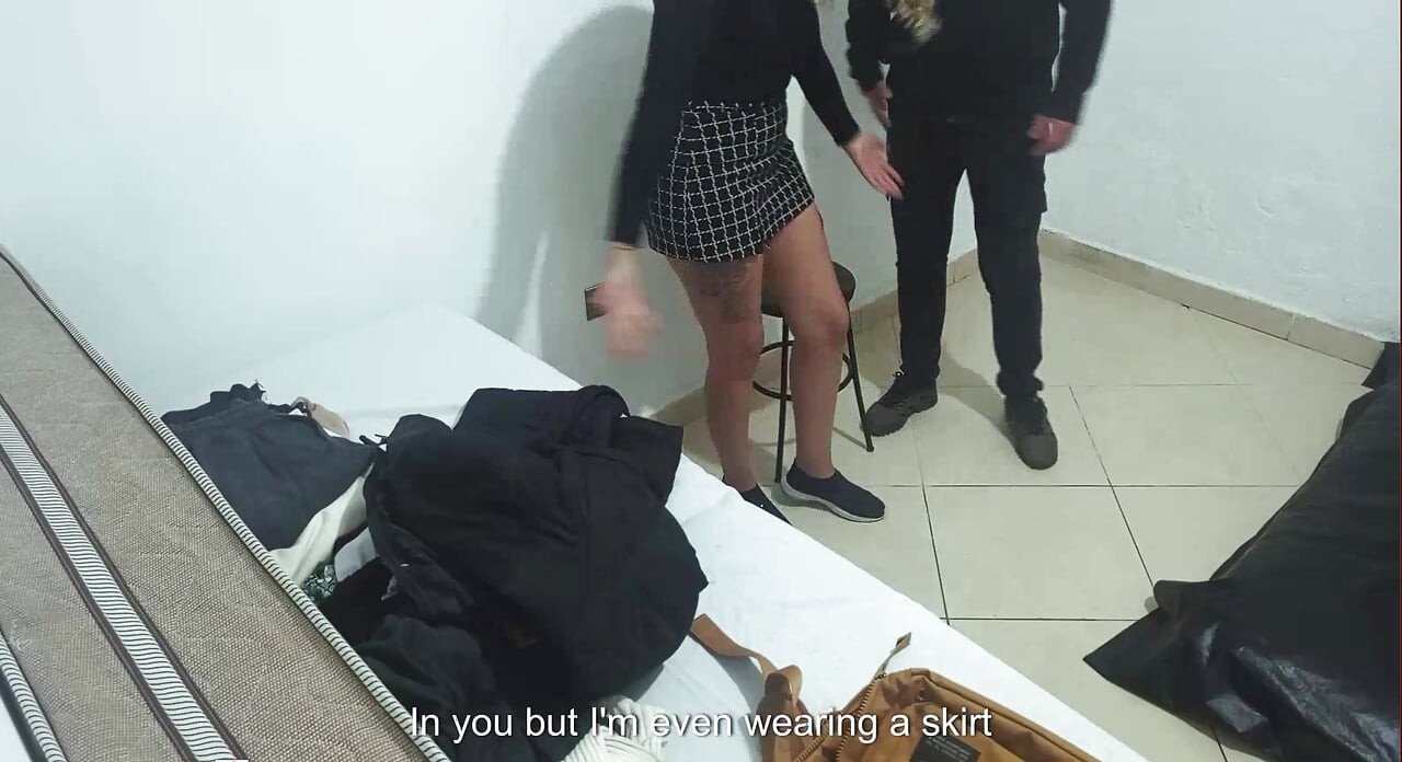 Agent imigracyjny przeszuka ją i sprawia, że się rozbiera, aby mógł spust.